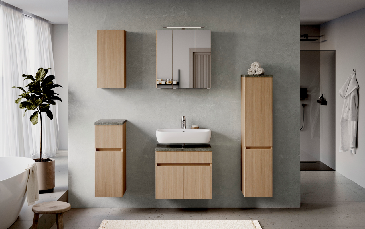 Moderner Midischrank aus Holz in einem stilvollen Badezimmer, frontal betrachtet.