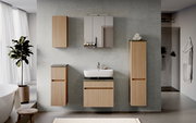 Moderner Midischrank aus Holz in einem stilvollen Badezimmer, frontal betrachtet.