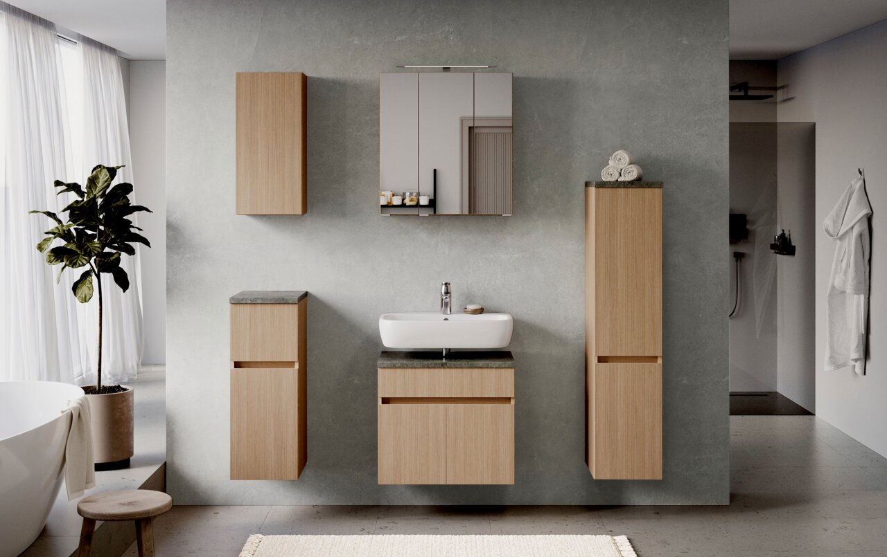 Moderner Midischrank aus Holz in einem stilvollen Badezimmer, frontal betrachtet.