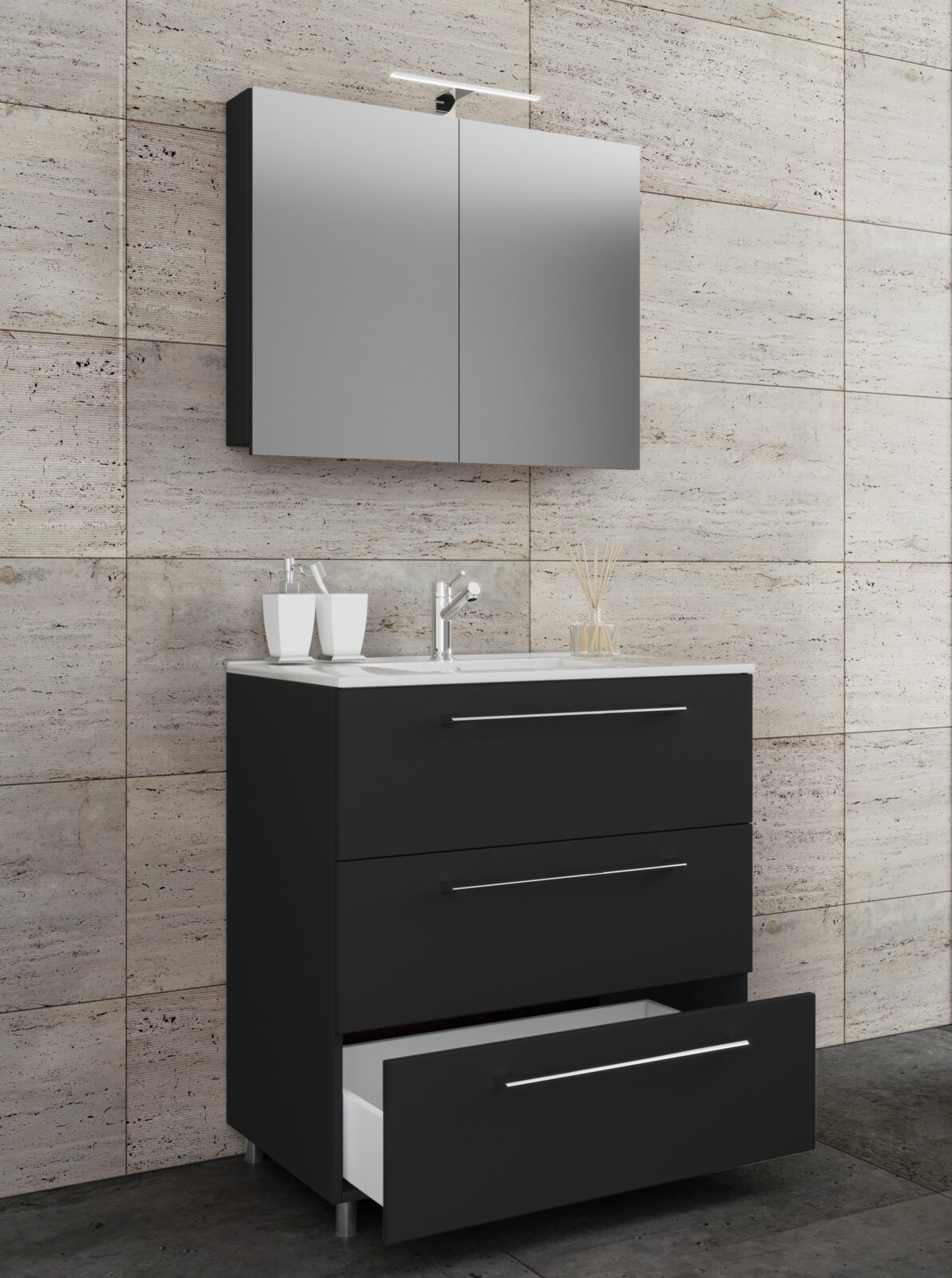 Modernes Badmöbel-Set mit schwarzem Waschtischunterschrank (drei Schubladen, untere geöffnet) und Spiegelschrank mit LED-Aufsatzleuchte, frontale Perspektive leicht von links.