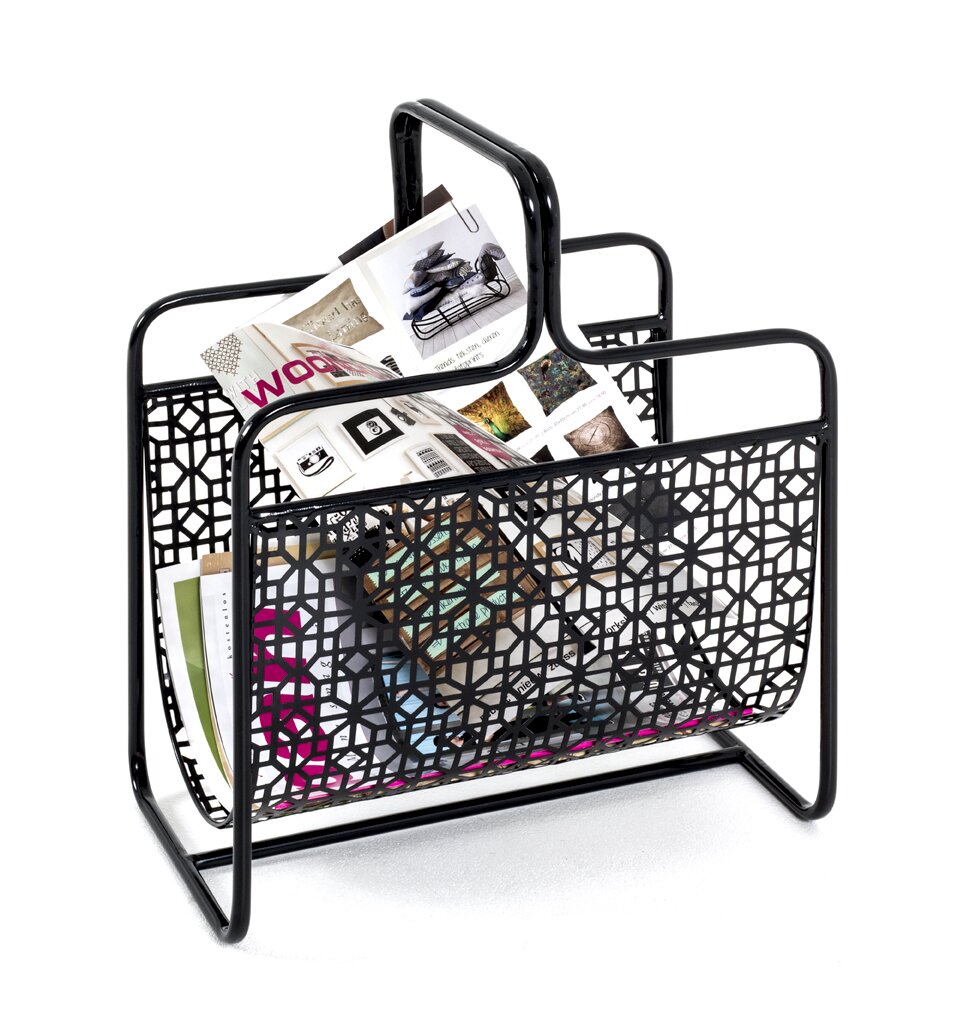 Schwarzer Metall-Zeitungsständer mit dekorativem Gittermuster, gefüllt mit Zeitschriften, in schräger Frontansicht vor weißem Hintergrund