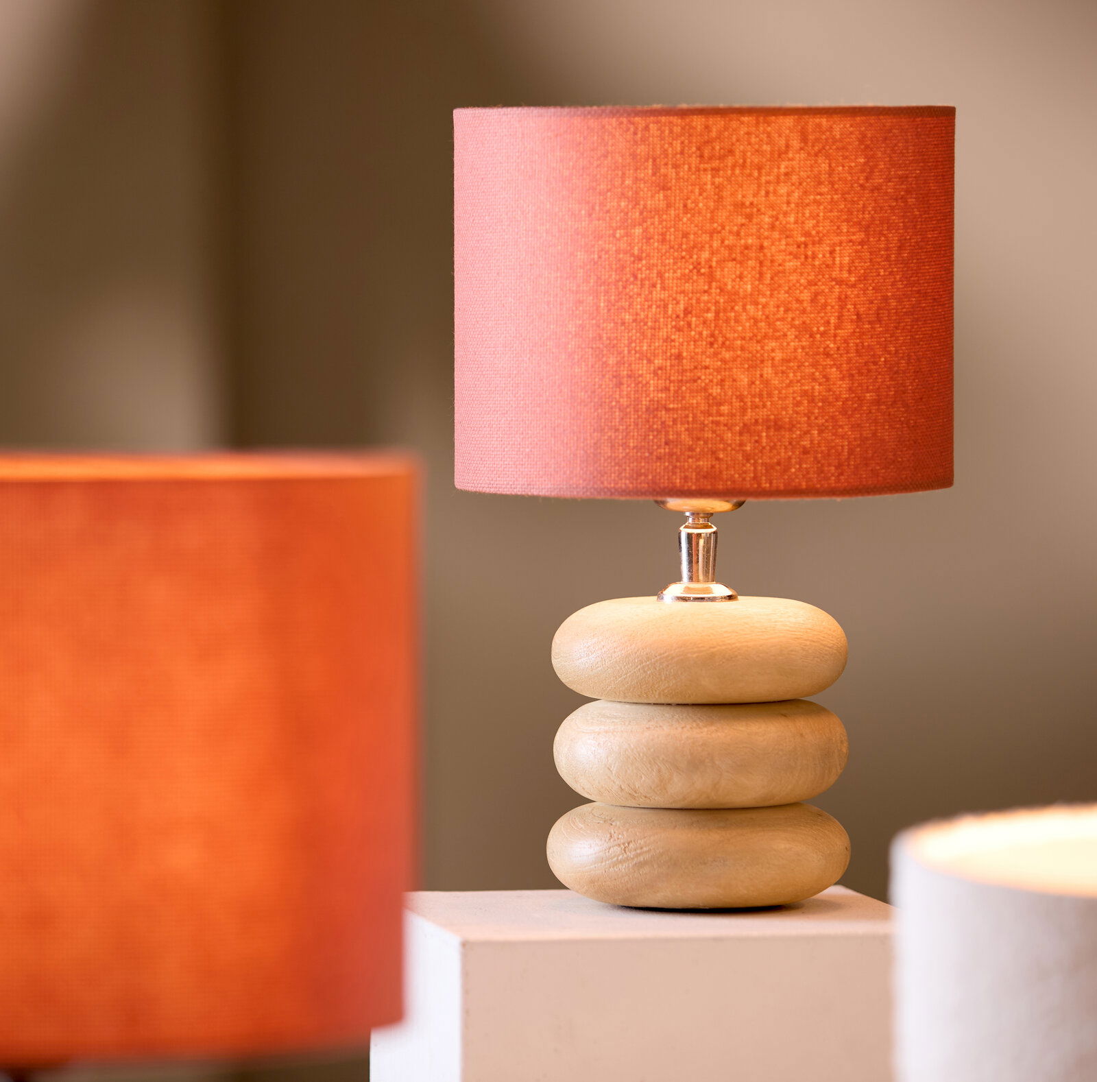 Light&Living Lampenfuß BUDONGO Tischlampe mit rotem Lampenschirm und einem Sockel aus drei übereinander gestapelten, runden Holzsteinen, seitliche Perspektive.