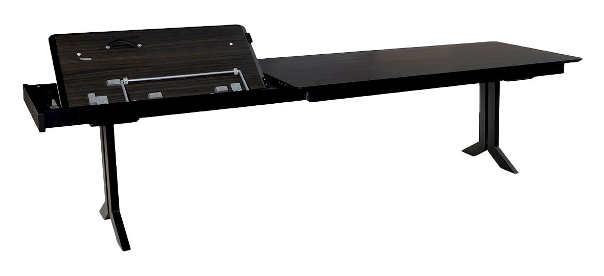Erweiterbarer Esstisch in dunklem Holz, seitliche Perspektive, mit ausgezogenem Mittelteil.