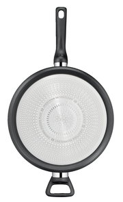 Schmorpfanne Titanium 28 cm, Ansicht von unten mit Induktionsboden und zwei Griffen.