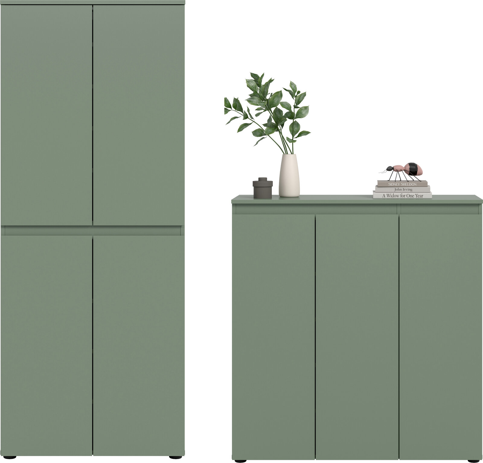 Salbeigrünes, minimalistisches Schrank-Set mit glatten Fronten: links ein hoher zweitüriger Schrank, rechts ein niedriges Sideboard mit drei Türen; auf dem Sideboard Vase mit grünen Zweigen und Bücherstapel, Frontansicht.