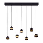 Zwarte hanglamp met zes bolvormige lampenkappen en warm licht, aan lange kabels; vooraanzicht, licht van onderaf