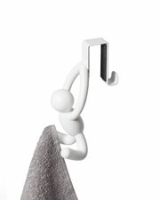 Weißer Türhaken in Form einer Figur, die an einer Kante hängt, mit einem Handtuch daran. Seitliche Perspektive.