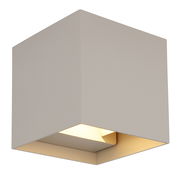 Moderne Außen-Wandleuchte in kubischer Form, seitliche Perspektive