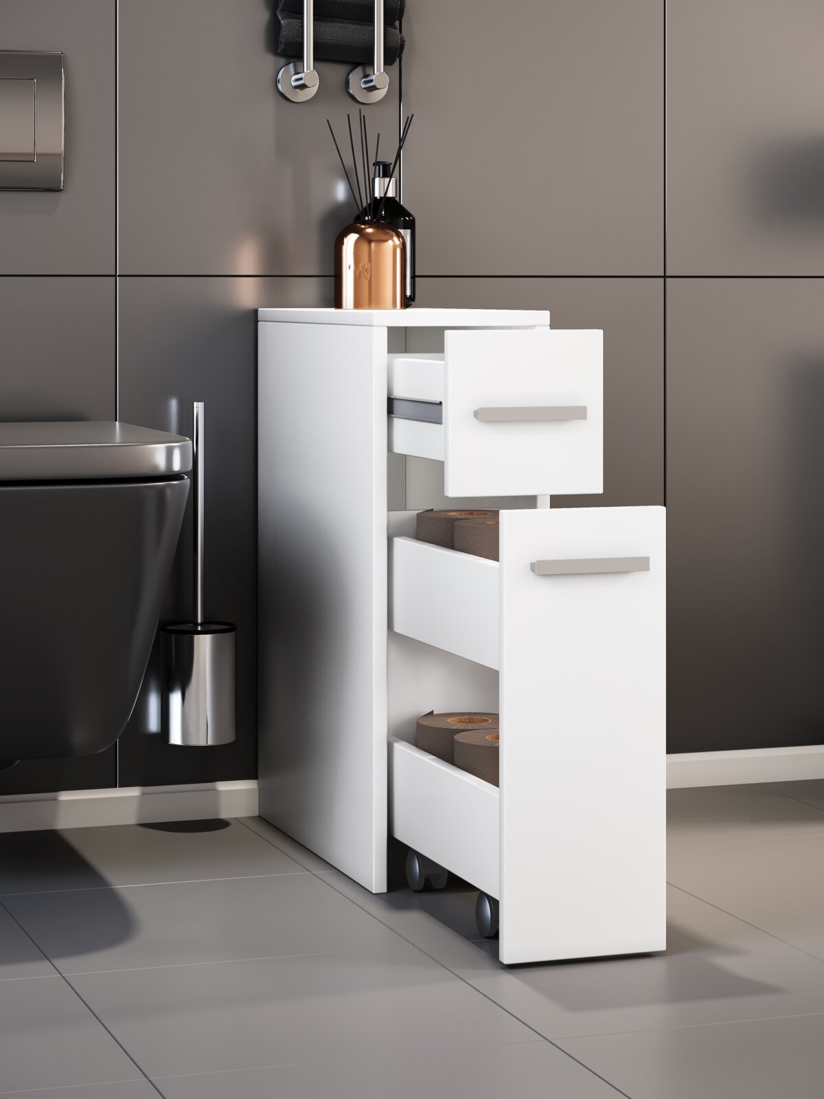 Schmaler weißer Bad-Rollcontainer mit zwei geöffneten Schubladen und Rollen, gefüllt mit Toilettenpapier, neben einem WC vor grauen Fliesen Perspektive: frontale Seitenansicht leicht von oben.