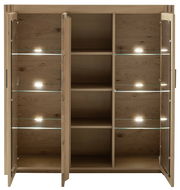 Geöffnetes Highboard aus Holz mit Glastüren und integrierter Beleuchtung, frontale Ansicht