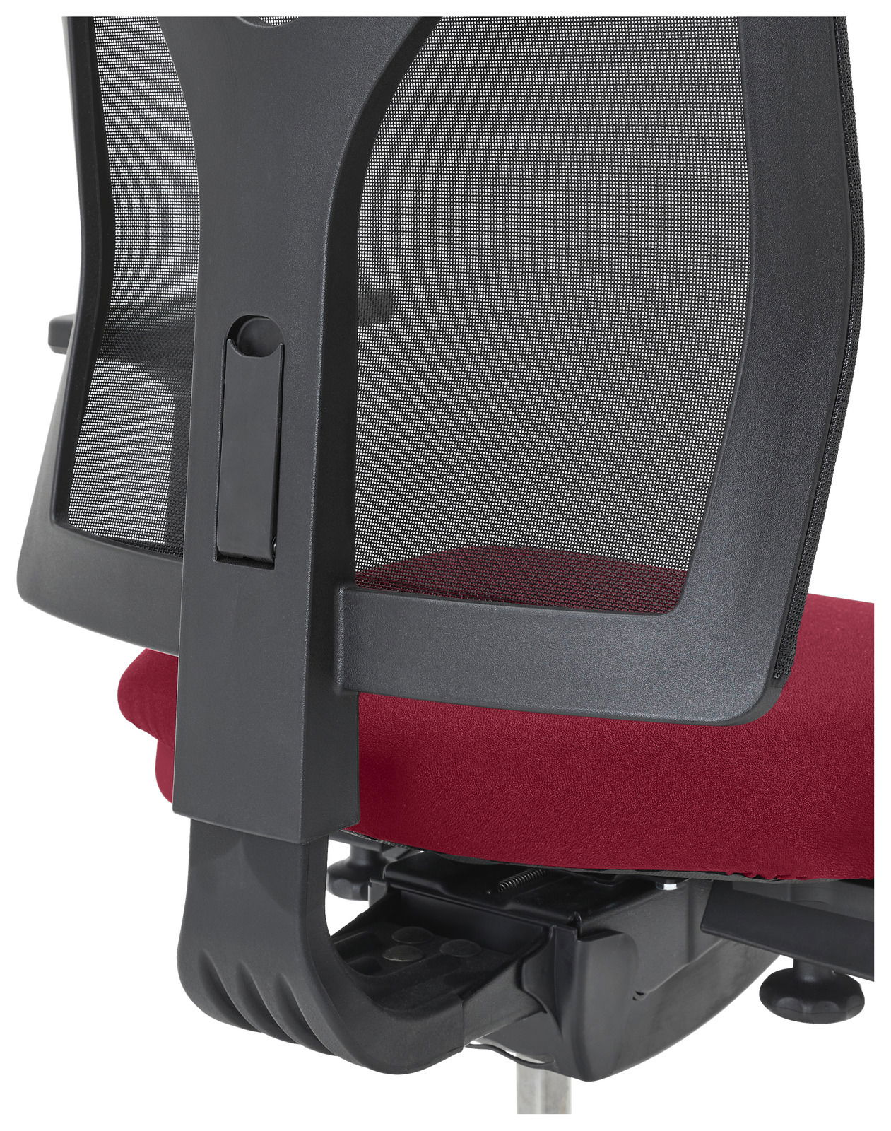 Rückansicht eines Drehstuhls mit schwarzer Netzrückenlehne und rotem Sitzpolster
