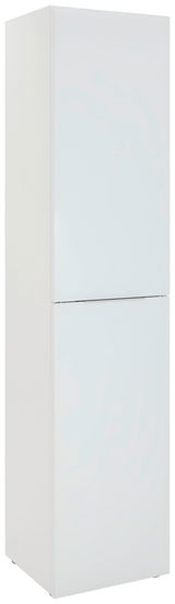 Weißer, schmaler Mehrzweckschrank mit zwei Türen, perspektivisch von vorne links fotografiert.