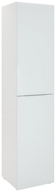 Weißer, schmaler Mehrzweckschrank mit zwei Türen, perspektivisch von vorne links fotografiert.