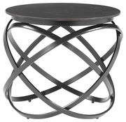 Moderner Beistelltisch mit runder schwarzer Tischplatte und kunstvollem, verschlungenem Metallgestell, Frontalansicht.