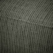 Nahaufnahme eines strukturierten Stoffes in dunklem Grün, perspektivisch von oben betrachtet.