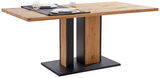 Moderner Esstisch aus Holz mit schwarzem Metallgestell, seitliche Perspektive, dekoriert mit Geschirr und Gläsern.