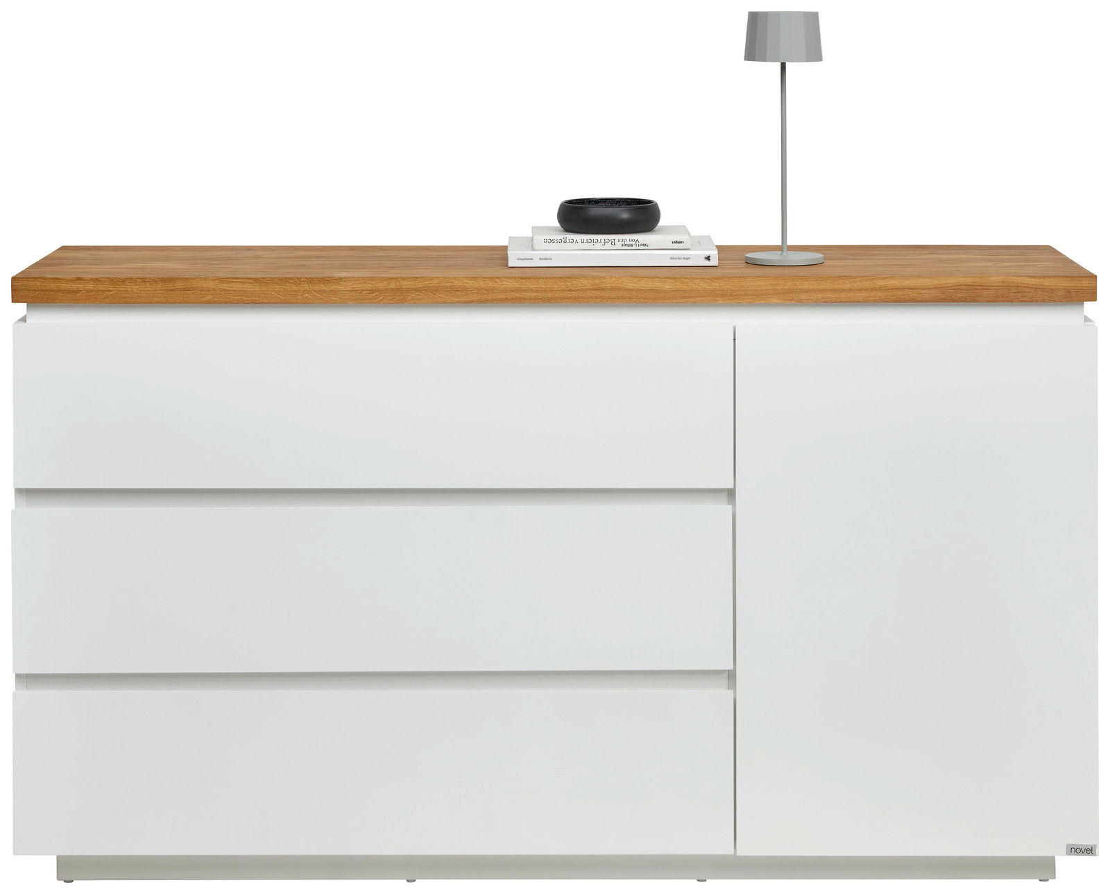 Weißes Sideboard mit drei Schubladen und einer Tür, Holzplatte oben, frontal fotografiert.