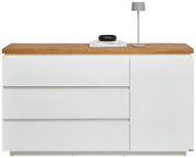 Weißes Sideboard mit drei Schubladen und einer Tür, Holzplatte oben, frontal fotografiert.