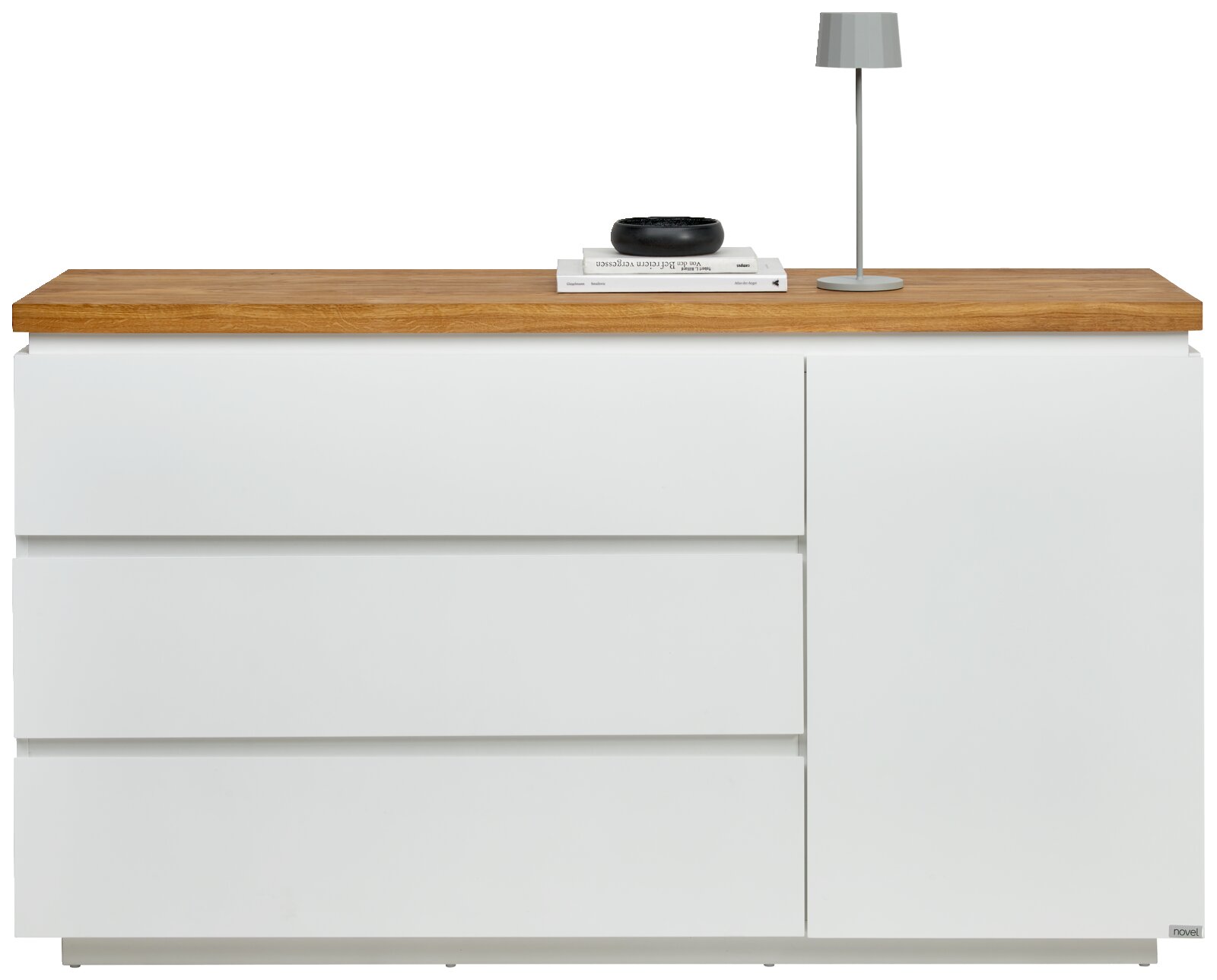 Weißes Sideboard mit drei Schubladen und einer Tür, Holzplatte oben, frontal fotografiert.