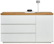 Weißes Sideboard mit drei Schubladen und einer Tür, Holzplatte oben, frontal fotografiert.