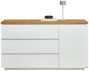 Weißes Sideboard mit drei Schubladen und einer Tür, Holzplatte oben, frontal fotografiert.