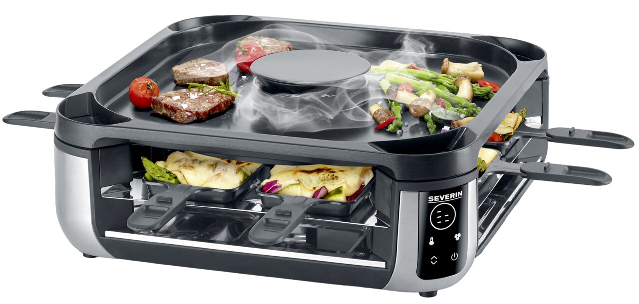 Smokeless Raclette-Grill mit dampfendem Grillgut und Pfännchen, seitliche Perspektive