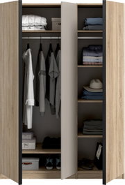 Offener Kleiderschrank in heller Holzoptik mit mittlerer Tür, links Kleiderstange mit hängender Kleidung und Ablagefächern, rechts mehrere Regalböden mit gefalteten Textilien und Hut, Frontansicht.
