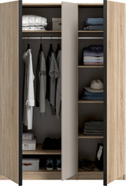 Offener Kleiderschrank in heller Holzoptik mit mittlerer Tür, links Kleiderstange mit hängender Kleidung und Ablagefächern, rechts mehrere Regalböden mit gefalteten Textilien und Hut, Frontansicht.