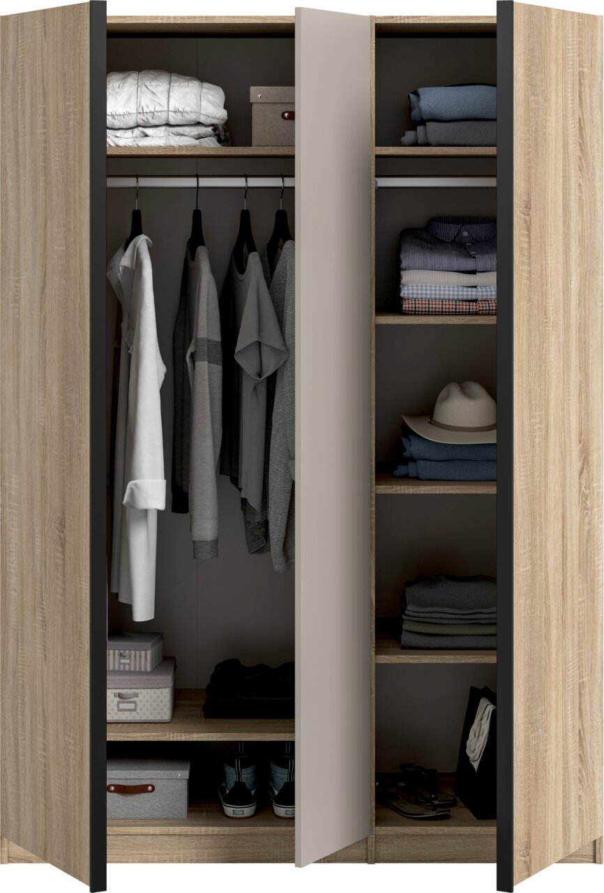 Offener Kleiderschrank in heller Holzoptik mit mittlerer Tür, links Kleiderstange mit hängender Kleidung und Ablagefächern, rechts mehrere Regalböden mit gefalteten Textilien und Hut, Frontansicht.
