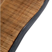 Close-up van een houten bank met een donkere rand, diagonaal perspectief