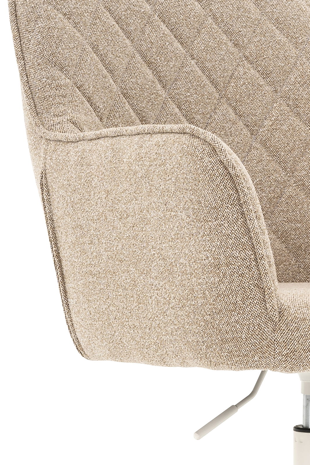 Nahaufnahme eines beigen Drehstuhls mit gepolstertem Stoffbezug und Armlehne, seitliche Perspektive