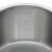 Binnenkant van een roestvrijstalen pan met maatverdeling tot 1,5 liter