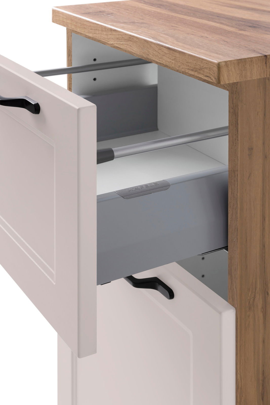 Nahaufnahme eines Unterschranks mit geöffneter Schublade und Holzarbeitsplatte, seitliche Perspektive