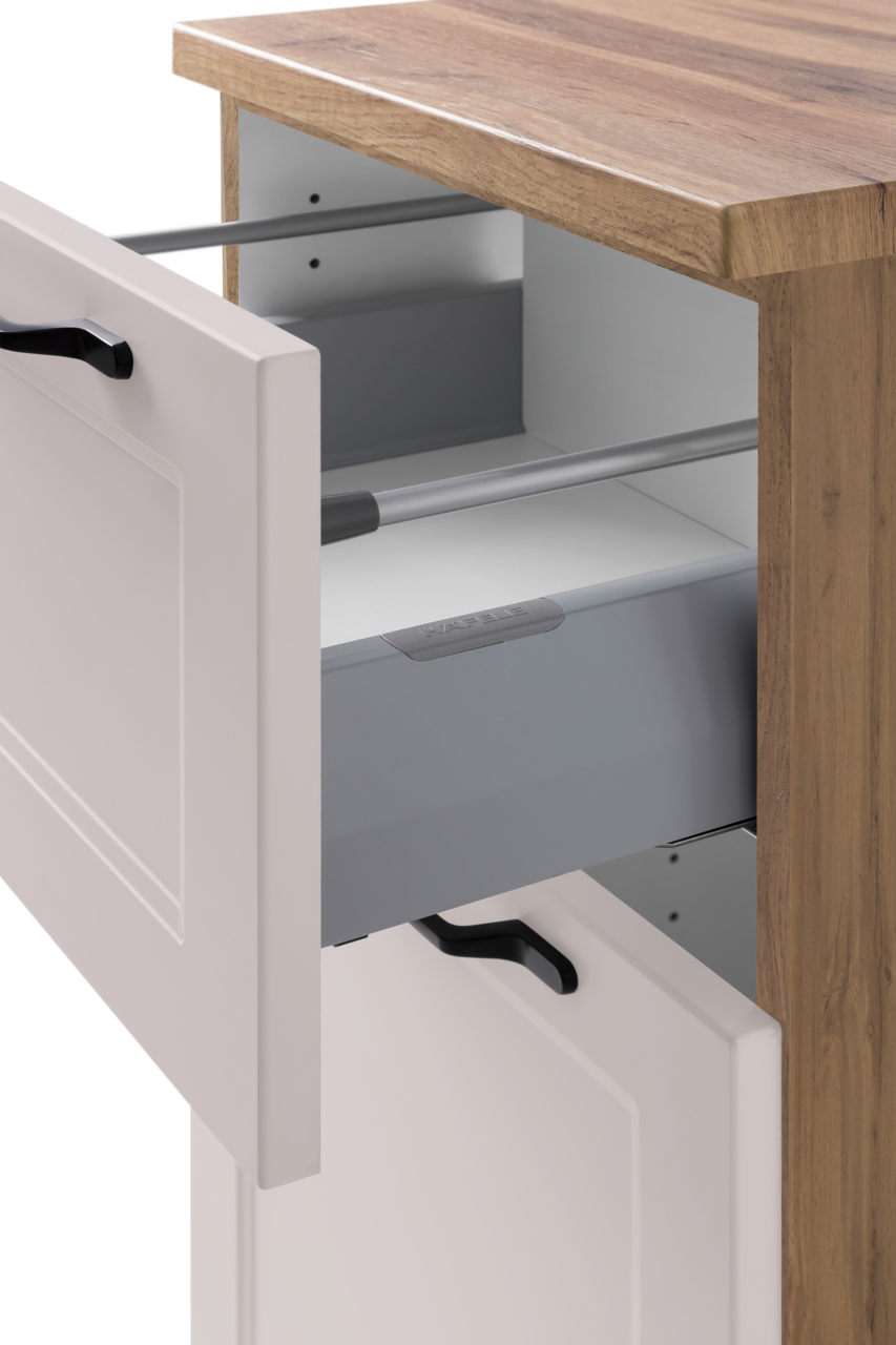 Nahaufnahme eines Unterschranks mit geöffneter Schublade und Holzarbeitsplatte, seitliche Perspektive