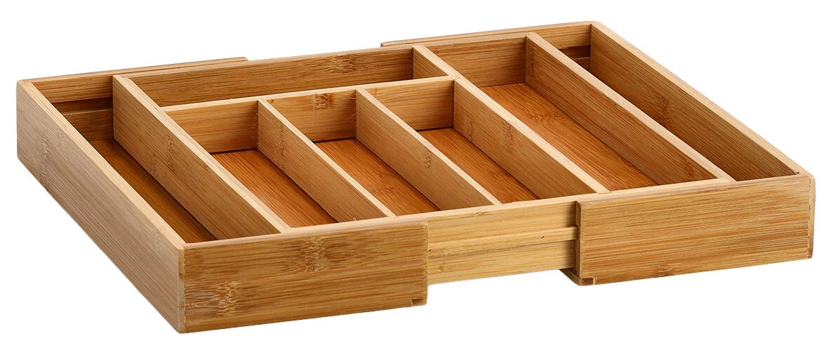 Ausziehbarer Besteckkasten aus Holz, perspektivisch von schräg oben fotografiert.