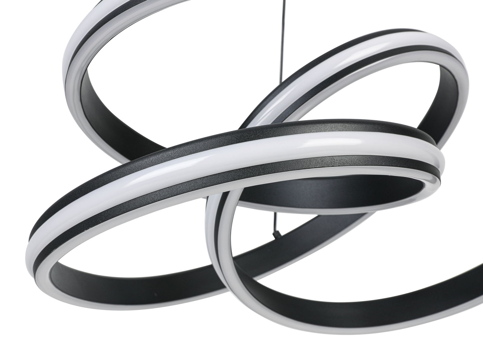 Moderne LED-Hängeleuchte mit verschlungenen, schwarzen und weißen Ringen, seitliche Perspektive
