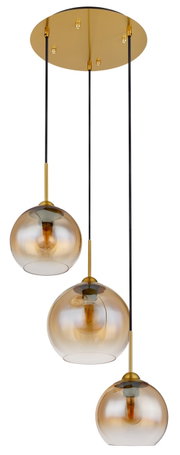 Moderne Hängeleuchte mit drei kugelförmigen, bernsteinfarbenen Glasschirmen, aufgehängt an schwarzen Kabeln von einer goldenen Deckenplatte. Perspektive von unten.