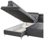 Graue Rundecke mit hochgeklappter Sitzfläche, die Stauraum darunter zeigt. Perspektive von der Seite.