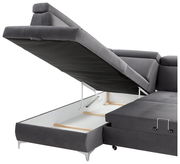 Graue Rundecke mit hochgeklappter Sitzfläche, die Stauraum darunter zeigt. Perspektive von der Seite.