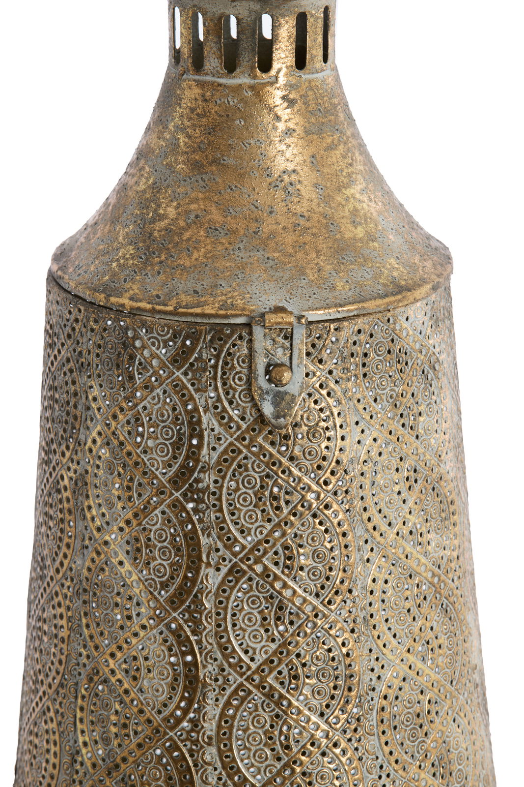 Nahaufnahme eines dekorativen Windlichts mit filigranem, orientalischem Muster und antikem Finish, seitliche Perspektive.