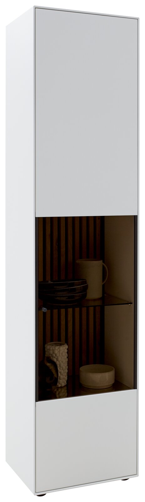 Johann Jakob Vitrine (rechts) LUCIANO Weiße Vitrine mit Glaseinsatz, seitliche Perspektive, dekoriert mit Keramikobjekten und Holzrückwand.