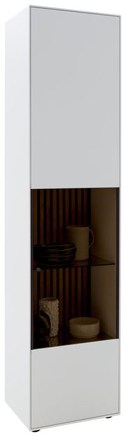 Weiße Vitrine mit Glaseinsatz, seitliche Perspektive, dekoriert mit Keramikobjekten und Holzrückwand.