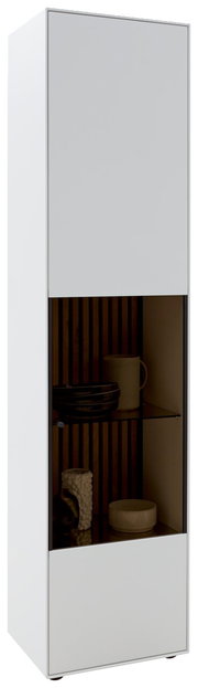 Weiße Vitrine mit Glaseinsatz, seitliche Perspektive, dekoriert mit Keramikobjekten und Holzrückwand.