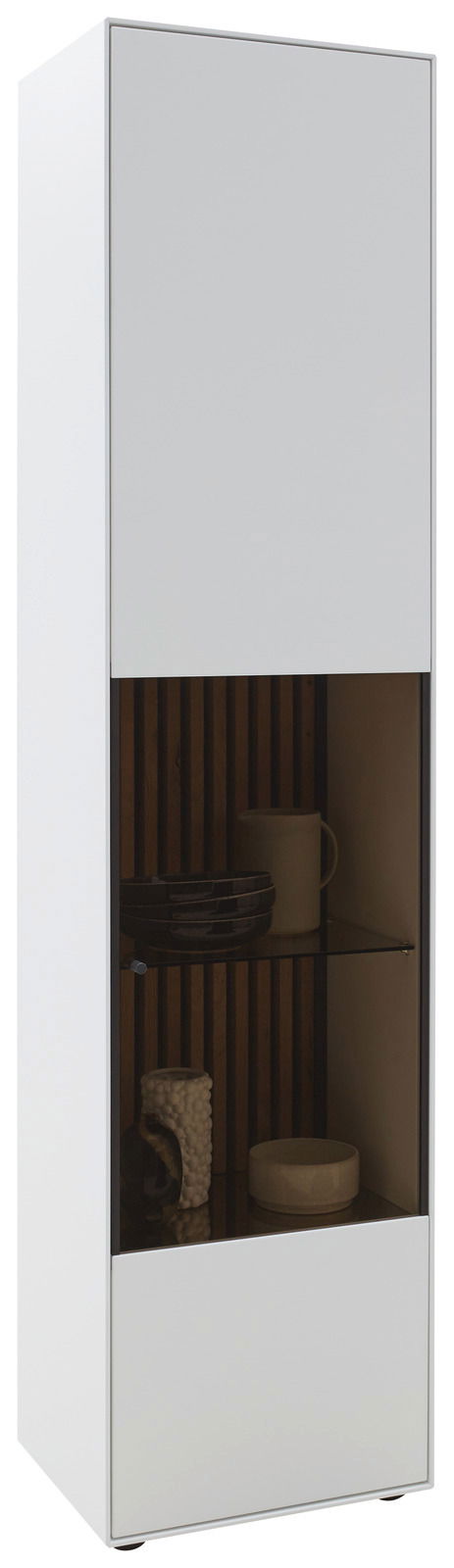 Weiße Vitrine mit Glaseinsatz, seitliche Perspektive, dekoriert mit Keramikobjekten und Holzrückwand.