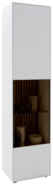 Witte vitrinekast met glazen inzetstuk, zijaanzicht, versierd met keramische voorwerpen en een houten achterwand.