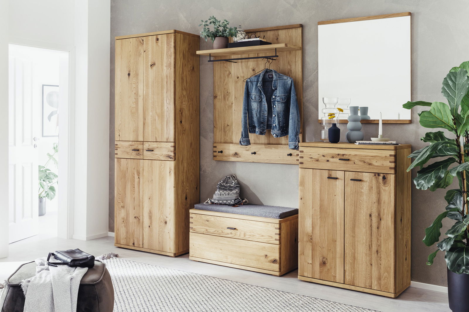 Moderne Garderobenkombination aus Holz mit Schrank, Schuhkommode, Spiegel und Sitzbank, frontal fotografiert.