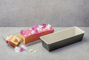 BackTrend-cakevorm van 30 cm met gebakken cake, versierd met roze glazuur en bloemen, zijaanzicht