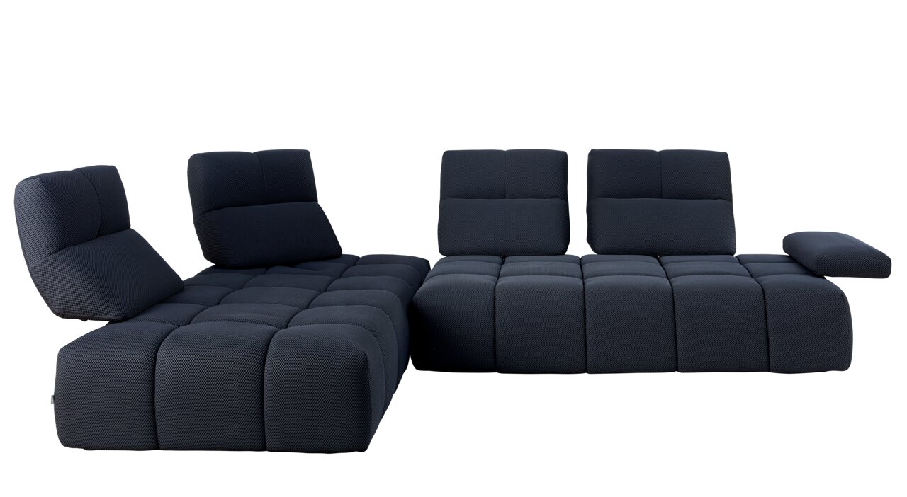 Moderne Eckgarnitur in dunklem Stoff, perspektivisch von vorne links fotografiert