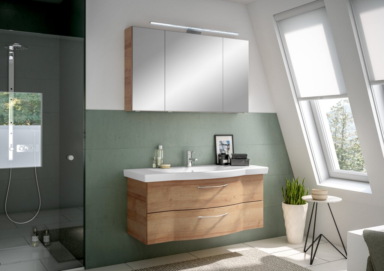 Moderner Badblock mit Holzoptik und weißem Waschbecken, frontal betrachtet, mit Spiegelschrank und Beleuchtung.