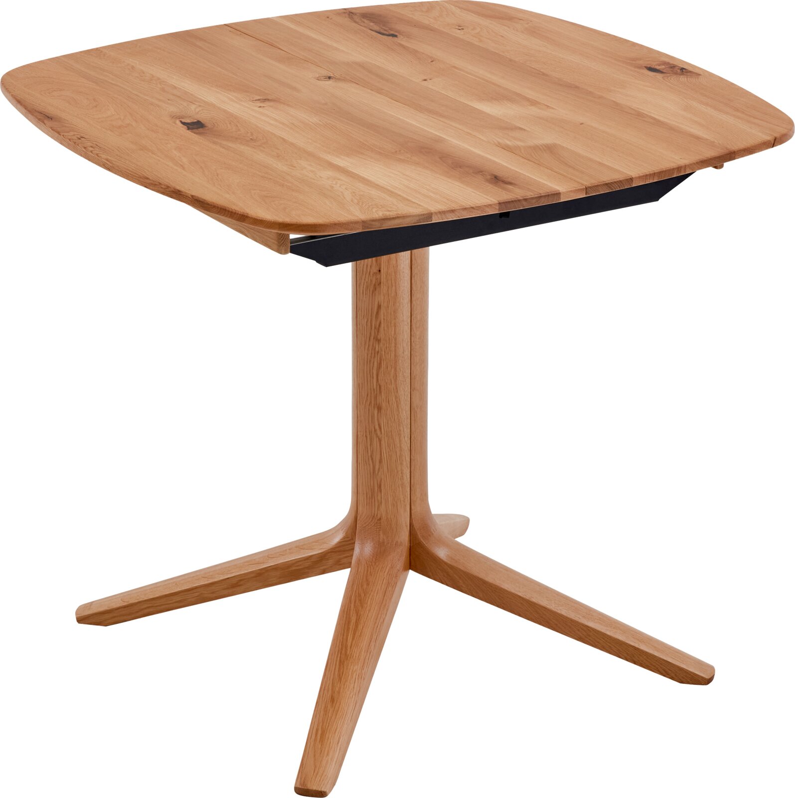 Ronde houten tafel met een massief tafelblad in natuurlijke houtlook en een centraal kruisvormig onderstel, vrijstaand op een witte achtergrond, schuin van bovenaf gezien